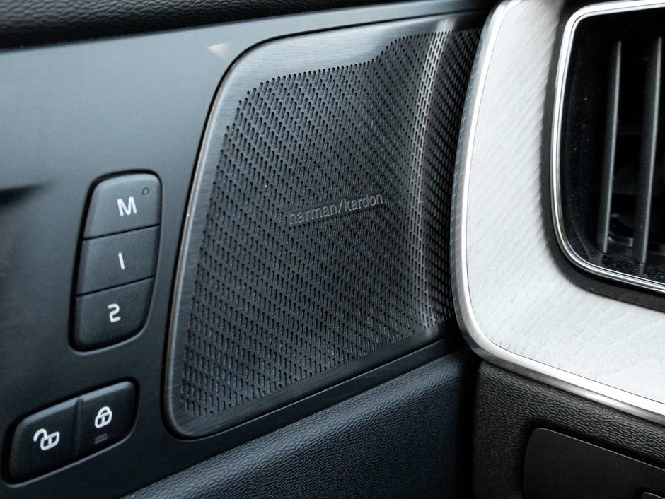 2025 Volvo XC60 Plus Dark Theme-16