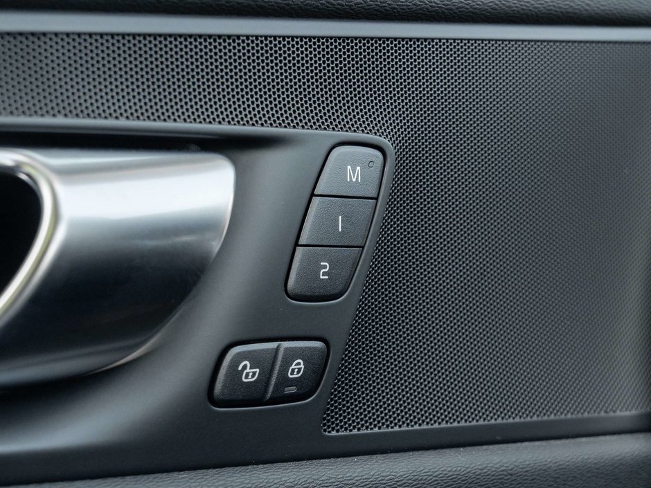 2025 Volvo XC60 Core Dark Theme-13