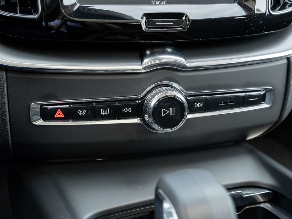 2025 Volvo XC60 Core Dark Theme-15