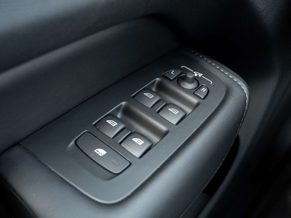 2025 Volvo XC60 Core Dark Theme-12