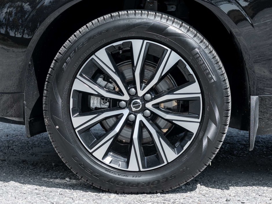 2025 Volvo XC60 Core Dark Theme-3