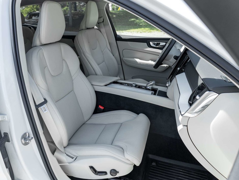 2026 Volvo XC60 Ultra Dark Theme-23