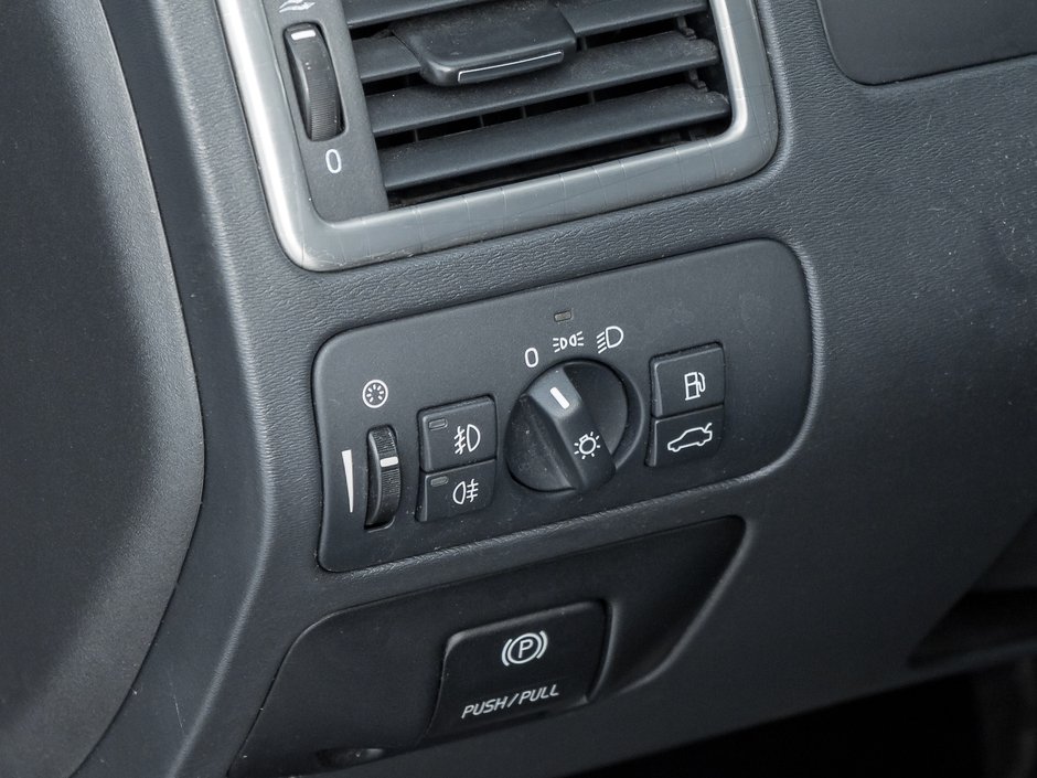 2010 Volvo XC70 5dr Wgn 3.2L  NO REPORTED ACCIDENTS  AS IS  TRADE-13