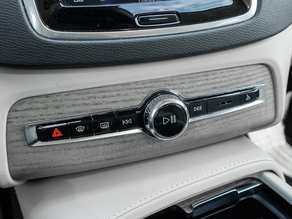 Volvo XC90 Hybrid T8 eAWD PLUG IN HYBRID PLUS 7-Seater OFF LEASE CPO 2024-18