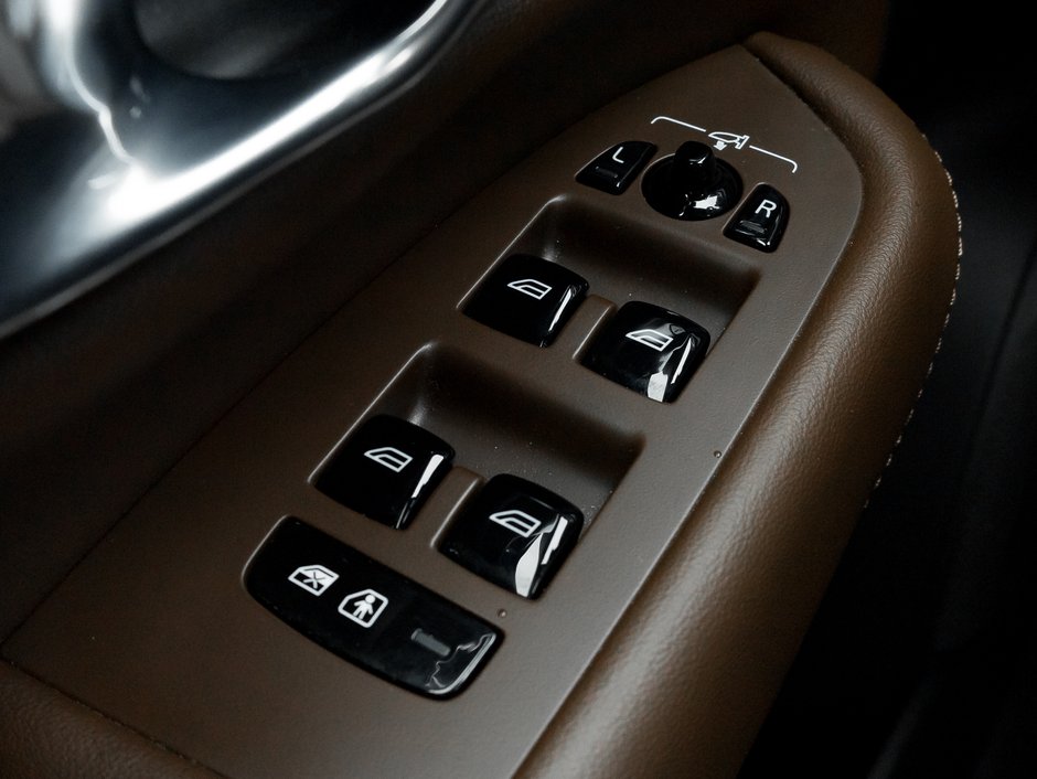 Volvo XC90 Plug-In Hybrid T8 AWD Ultra Bright Theme 7-Seater 2025-17