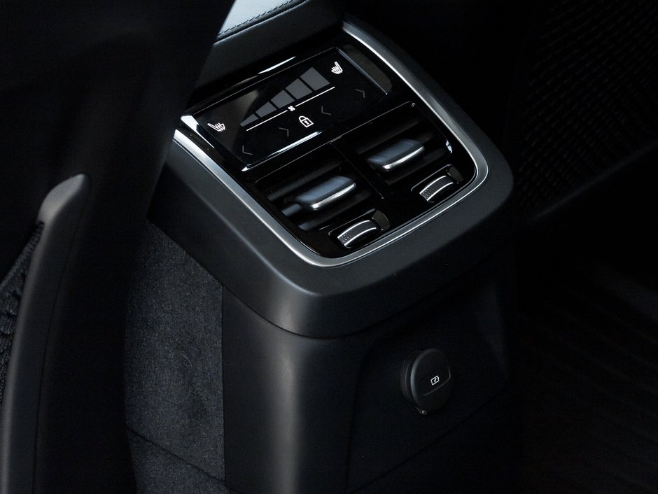 2024 Volvo XC90 Recharge T8 eAWD PHEV Ultimate Bright Theme 7-Seater  CPO-27