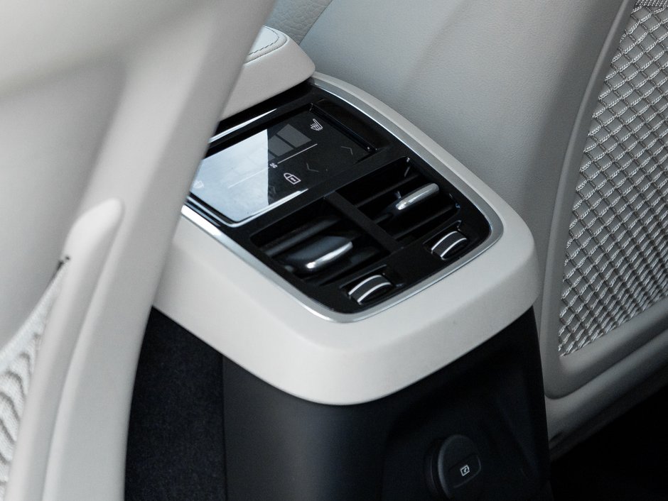 2024 Volvo XC90 Recharge T8 eAWD PLUG IN HYBRID PLUS 7-Seater OFF LEASE CPO-25