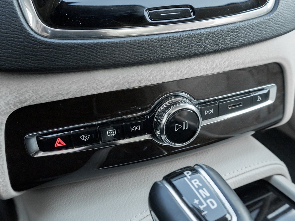 2016 Volvo XC90 AWD T6 Momentum PLUS  SAFETY CERTIFIED-16