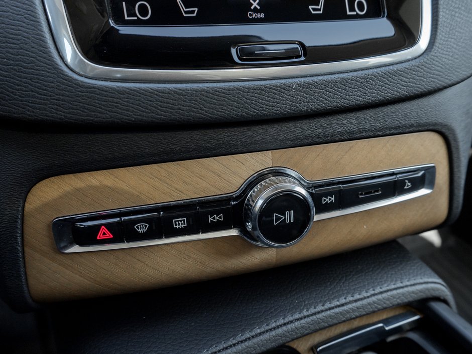 2021 Volvo XC90 T6 AWD Momentum 7-Seater HARMAN KARDON 20 WHEEL-18