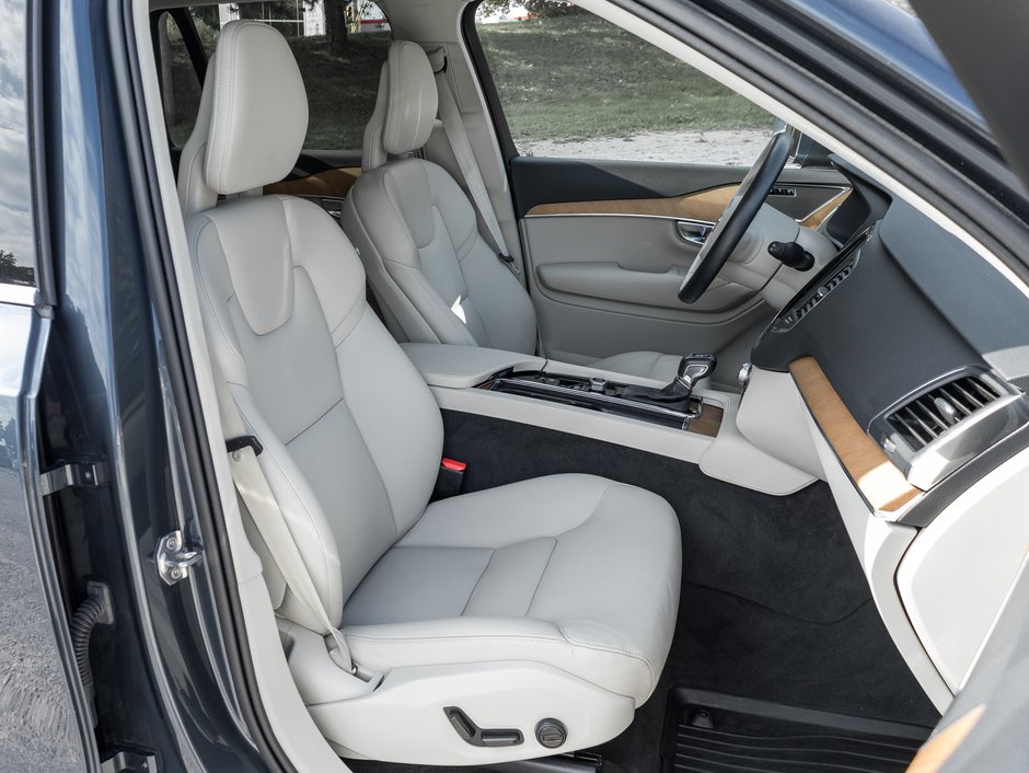 2021 Volvo XC90 T6 AWD Momentum 7-Seater  19 ALLOY WHEEL  CPO-20