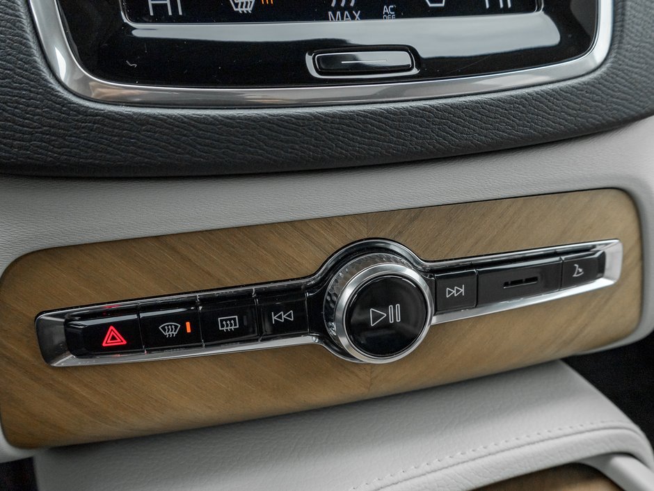 2022 Volvo XC90 T6 AWD 7-Seater  HUD  21 ALLOY WHEELS  CPO-17