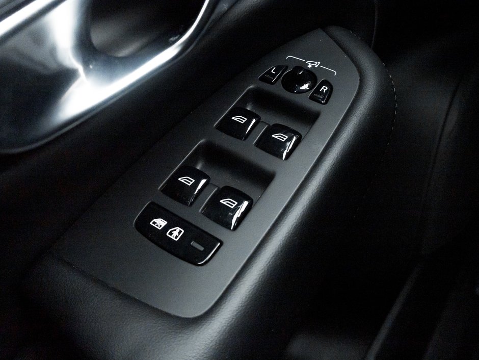 Volvo XC90 B6 AWD Core 7-Seater  OFF LEASE ONE OWNER CPO 2023-12