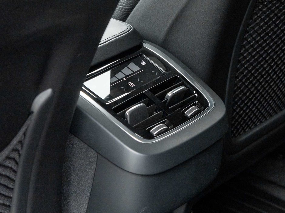 2023 Volvo XC90 Core-23