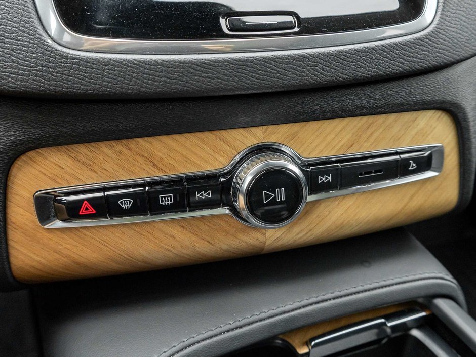2023 Volvo XC90 Core-17