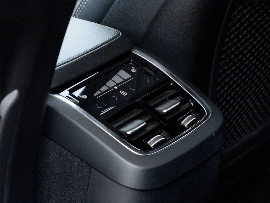 Volvo XC90 Ultimate Dark Theme 2023-26