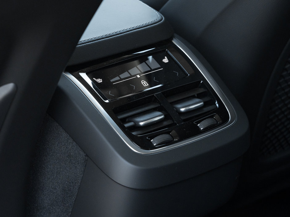 Volvo XC90 B6 AWD Ultimate Bright Theme 7-Seater CPO INCLUDED 2024-23