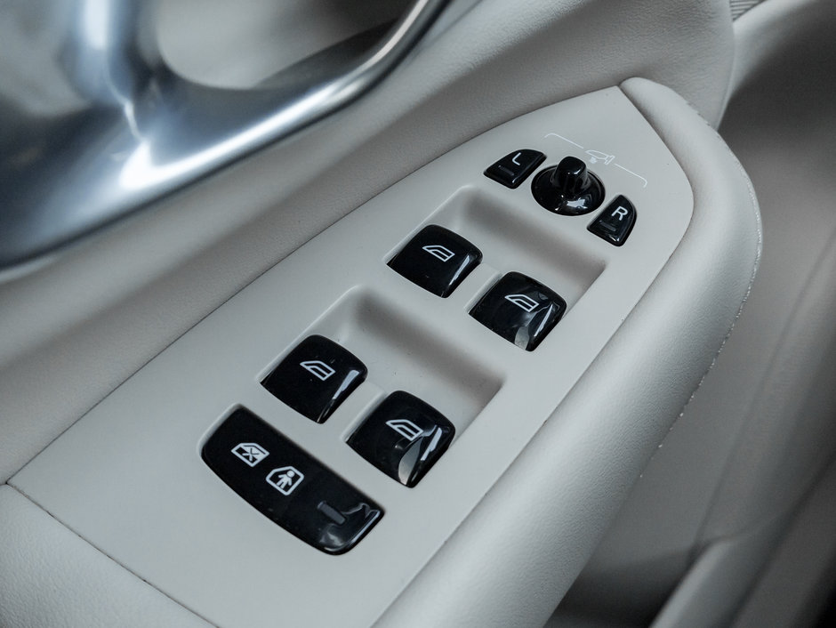 2024 Volvo XC90 B6 AWD Core Bright Theme 7-Seater OFF LEASE  CPO-14