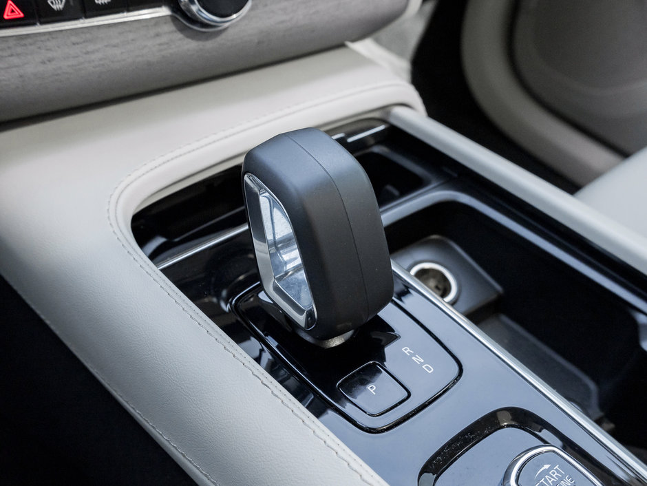 2024 Volvo XC90 B6 AWD Core Bright Theme 7-Seater OFF LEASE  CPO-16
