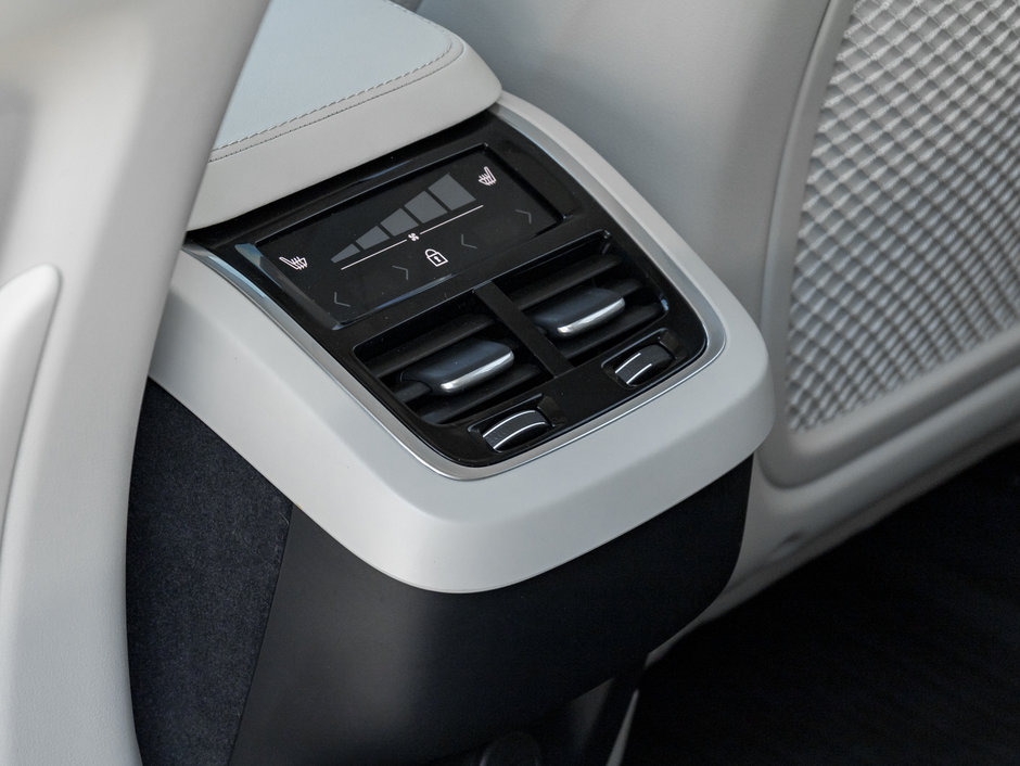 2024 Volvo XC90 B6 AWD Core Bright Theme 7-Seater OFF LEASE  CPO-24