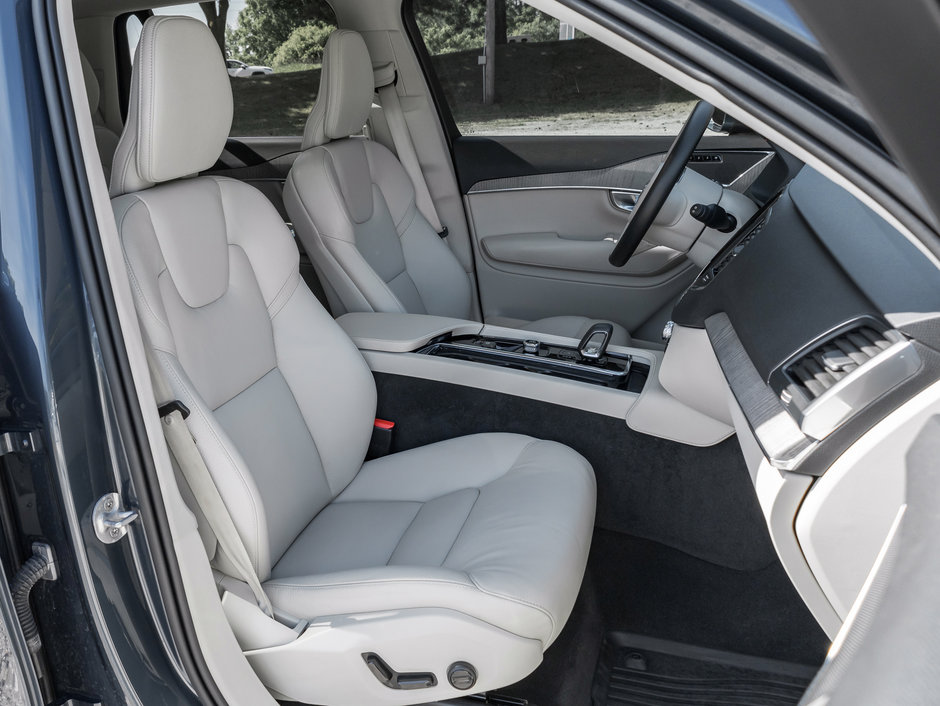 2024 Volvo XC90 B6 AWD Core Bright Theme 7-Seater OFF LEASE  CPO-22