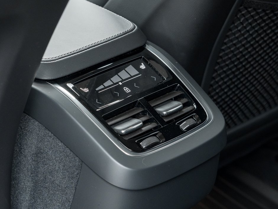 2025 Volvo XC90 B6 AWD Ultra Bright Theme 7-Seater  B WILKINS  CPO-23