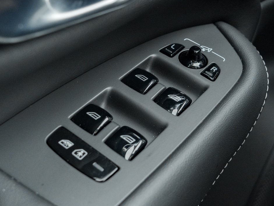 2025 Volvo XC90 B6 AWD Ultra Bright Theme 7-Seater  B WILKINS  CPO-13