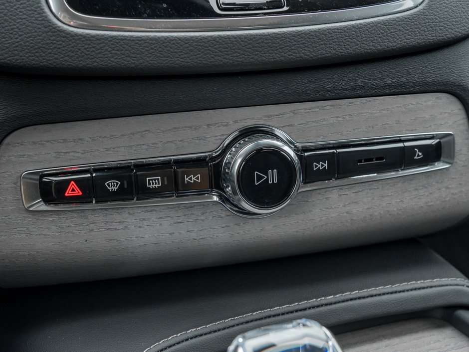 2025 Volvo XC90 B6 AWD Ultra Bright Theme 7-Seater  B WILKINS  CPO-18