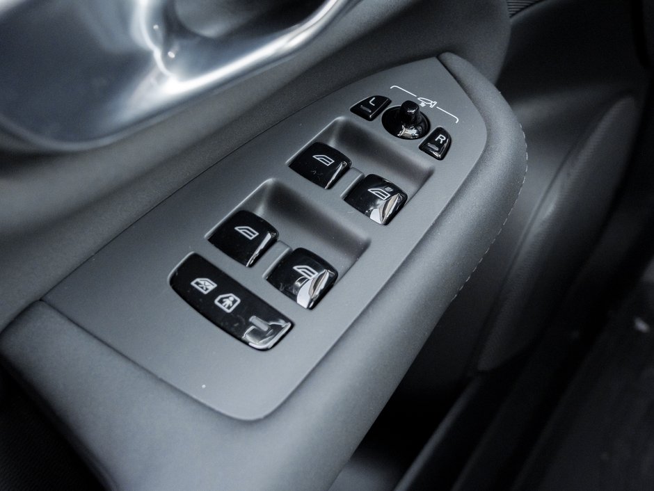 Volvo XC90 2025.5 B6 AWD Core  LOW KM  20 ALLOY WHEELS  CPO 2025-12