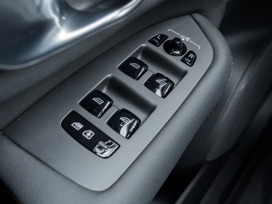 2025 Volvo XC90 2025.5 B6 AWD Plus 7-Seater SUPER LOW KM  LIKE NEW-14