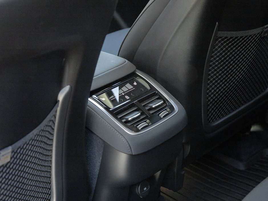 2026 Volvo XC90 B6 AWD PLUS Dark Theme 7-Seater-CPO RATE fr 3.49%*-24