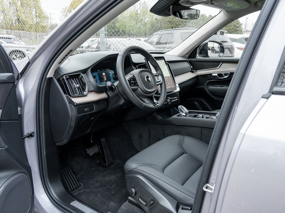 2026 Volvo XC90 B6 AWD PLUS Dark Theme  SUPER LOW MILEAGE-6