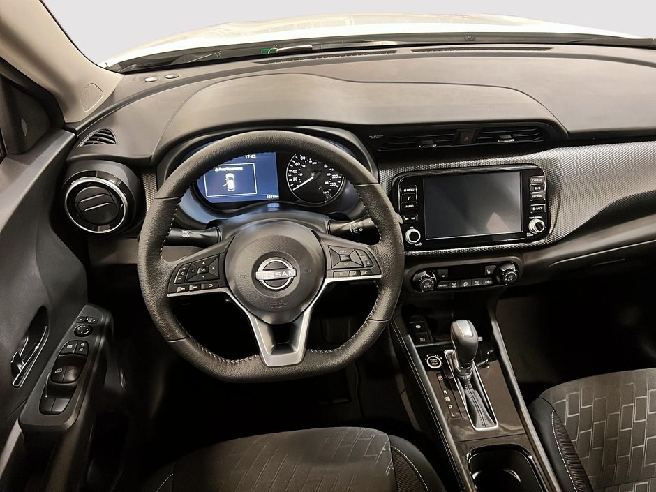 2025 Nissan Kicks Play SV-8