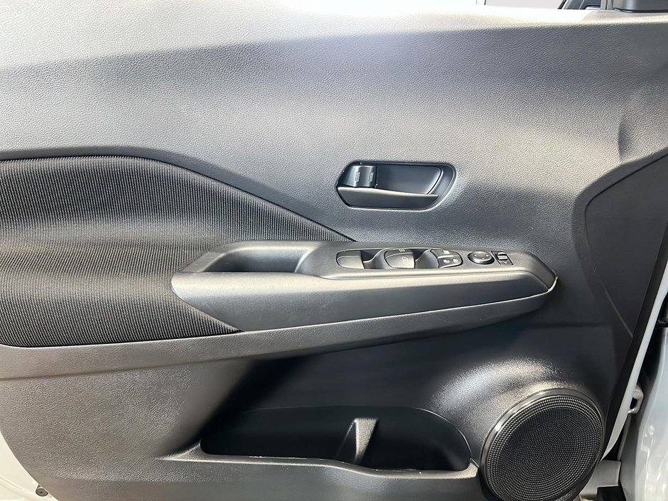 2025 Nissan Kicks Play S-9