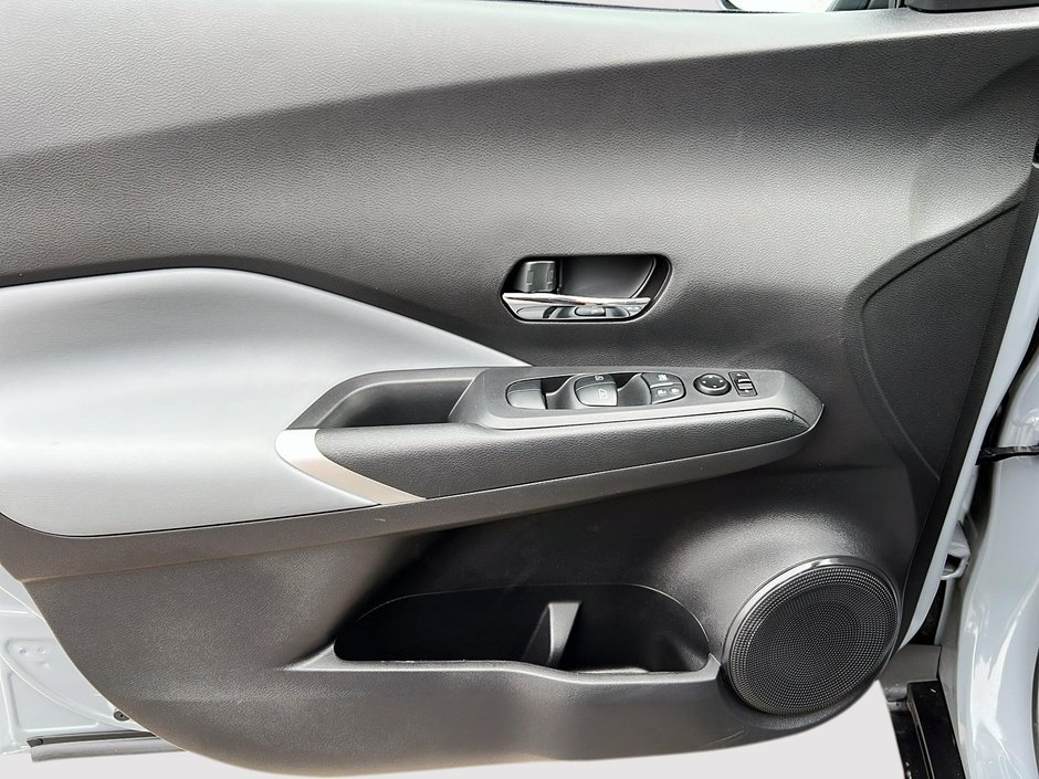 2023 Nissan Kicks SR-10