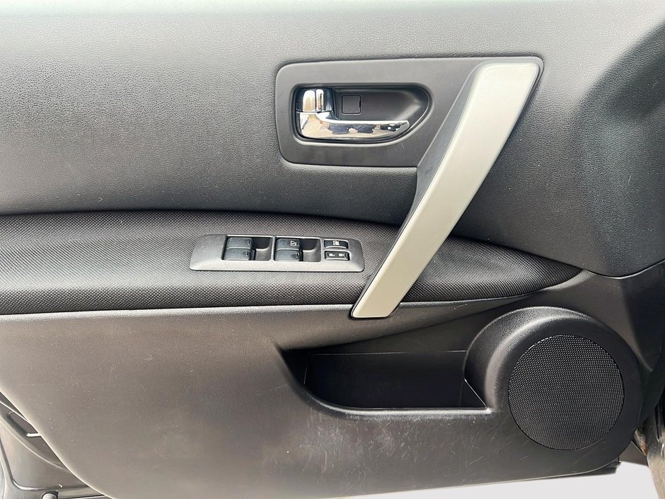 Nissan Rogue S 2012-10