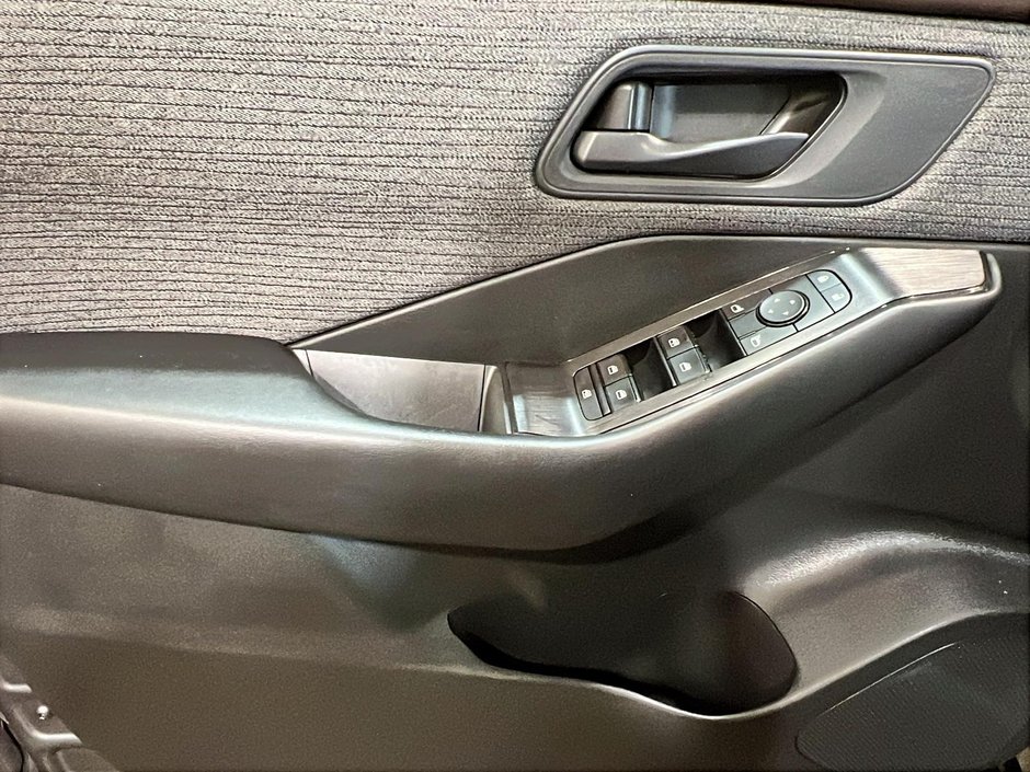 Nissan Rogue S 2023-9