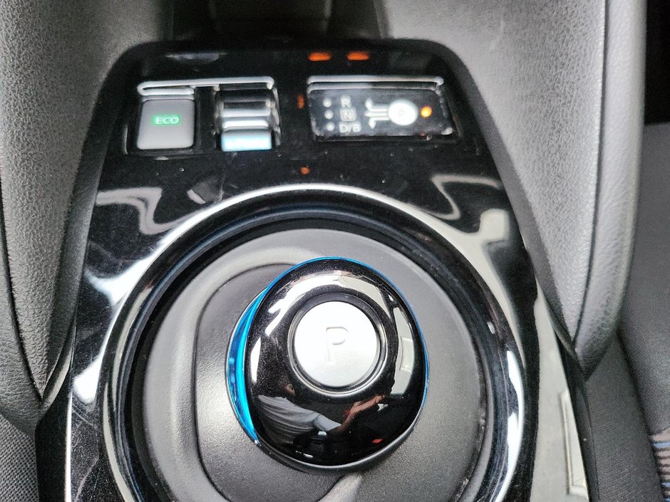 Nissan LEAF SV 2023-14