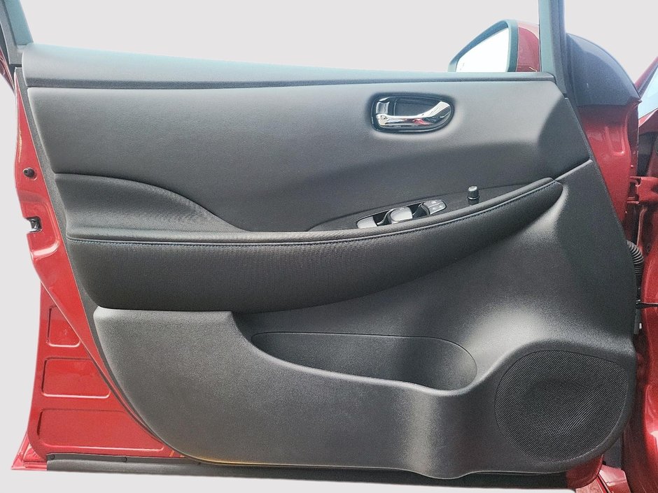 Nissan LEAF SV 2023-10