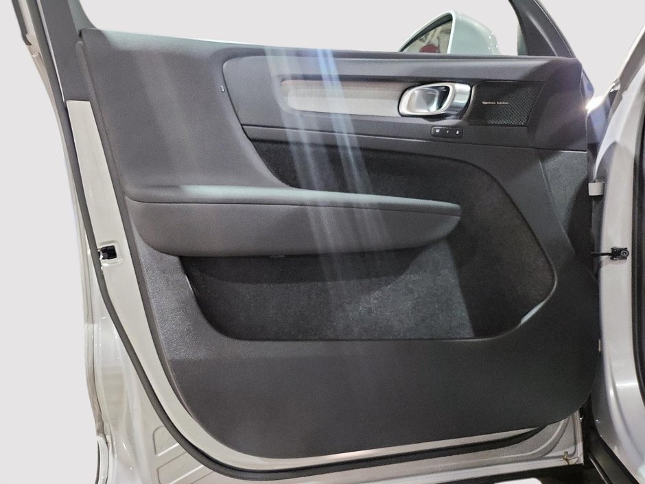 2023 Volvo XC40 Plus Bright Theme-10