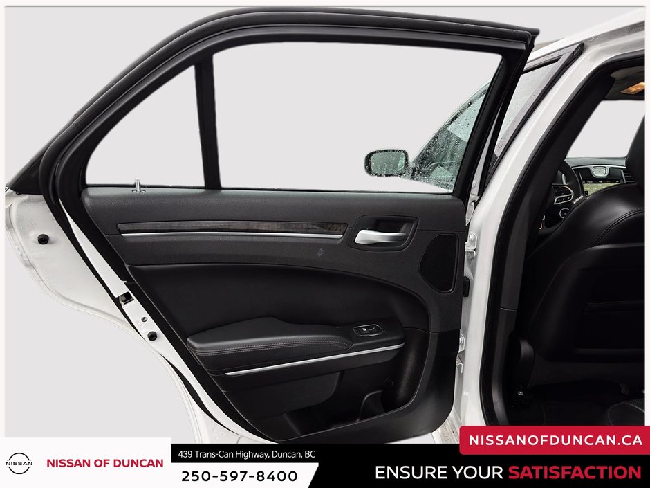 2023 Chrysler 300 Touring-13