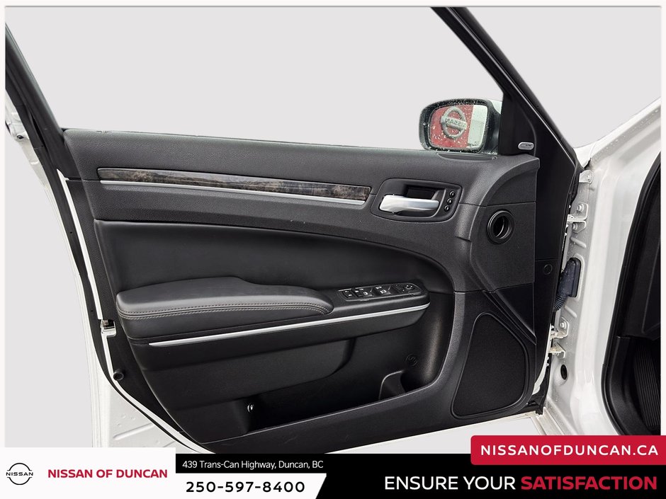 2023 Chrysler 300 Touring-14