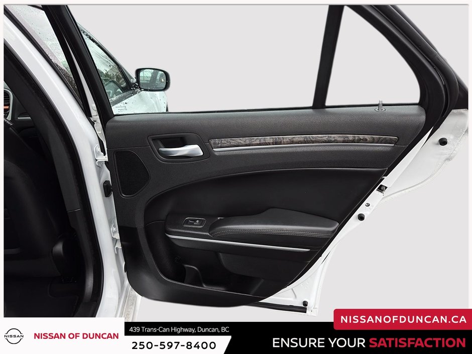 2023 Chrysler 300 Touring-12