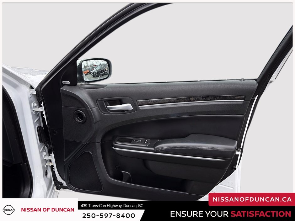 2023 Chrysler 300 Touring-11