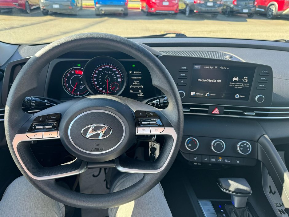 2023 Hyundai Elantra Essential | Apple Carplay | Backup Cam | ONLY 10K!-10