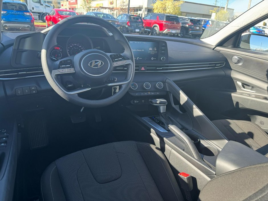 2023 Hyundai Elantra Essential | Apple Carplay | Backup Cam | ONLY 10K!-11