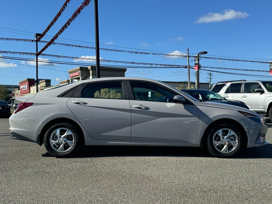 2023 Hyundai Elantra Essential | Apple Carplay | Backup Cam | ONLY 10K!-4