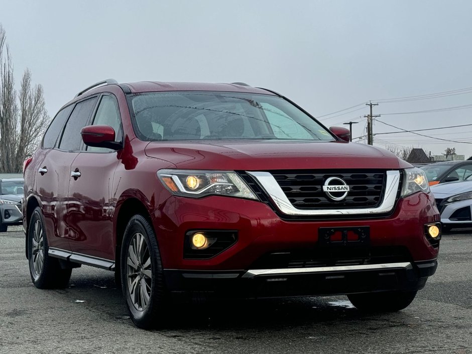 2018 Nissan Pathfinder SV Tech-1