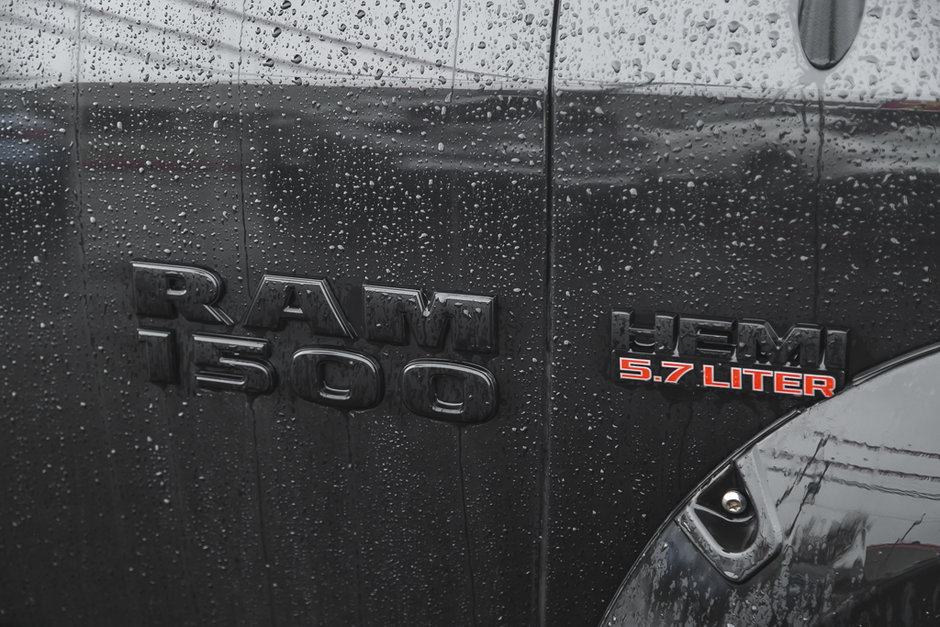 2019 Ram 1500 Classic Express Blackout Crew Cab 4x4 | 5.7L Hemi-9