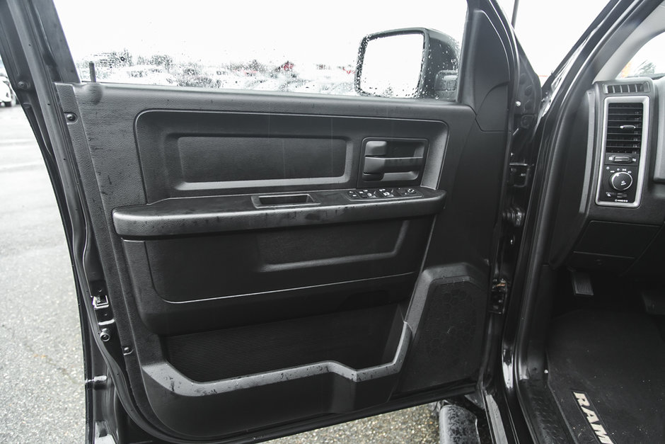 2019 Ram 1500 Classic Express Blackout Crew Cab 4x4 | 5.7L Hemi-12