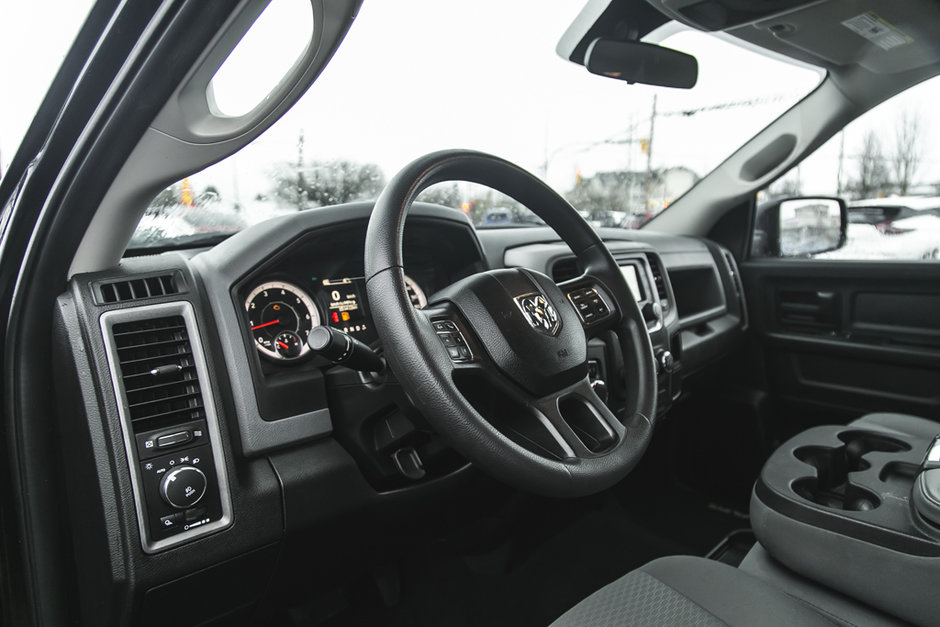 2019 Ram 1500 Classic Express Blackout Crew Cab 4x4 | 5.7L Hemi-13